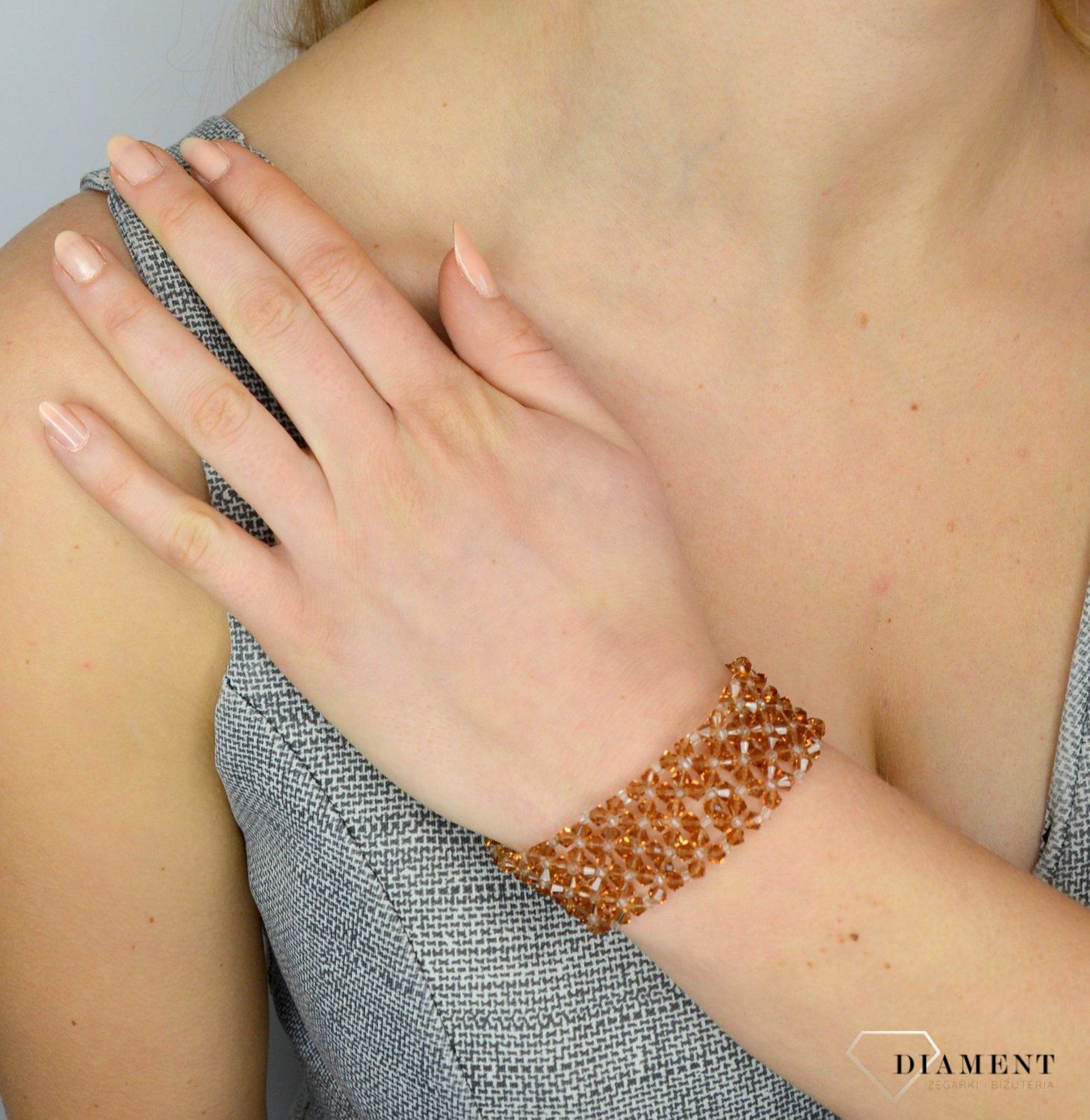 Bransoletka damska Swarovski element w kolorze jasnego brązu przód.jpg